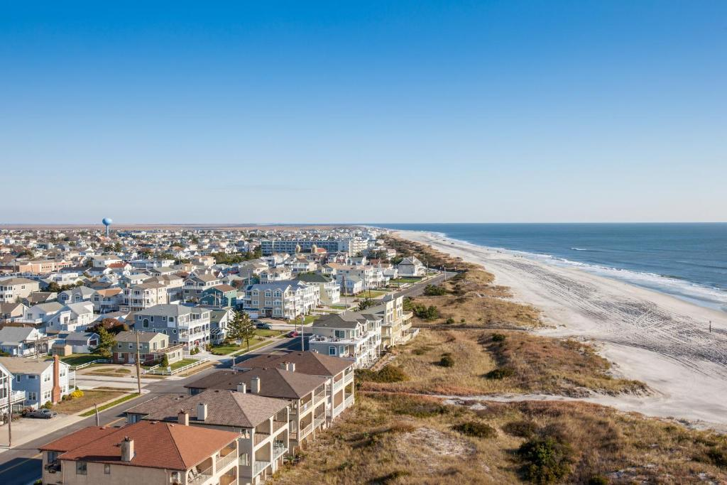 Shore homes beside the beach and ocean